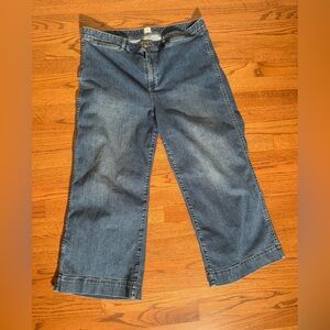 GAP Wide Leg Cropped Jeans in Medium Blue Wash